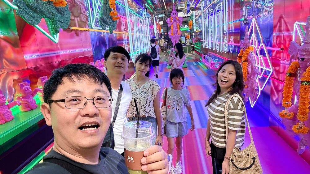 阿新與飄飄在泰國旅遊,使用 TRUE eSIM 暢遊曼谷清邁