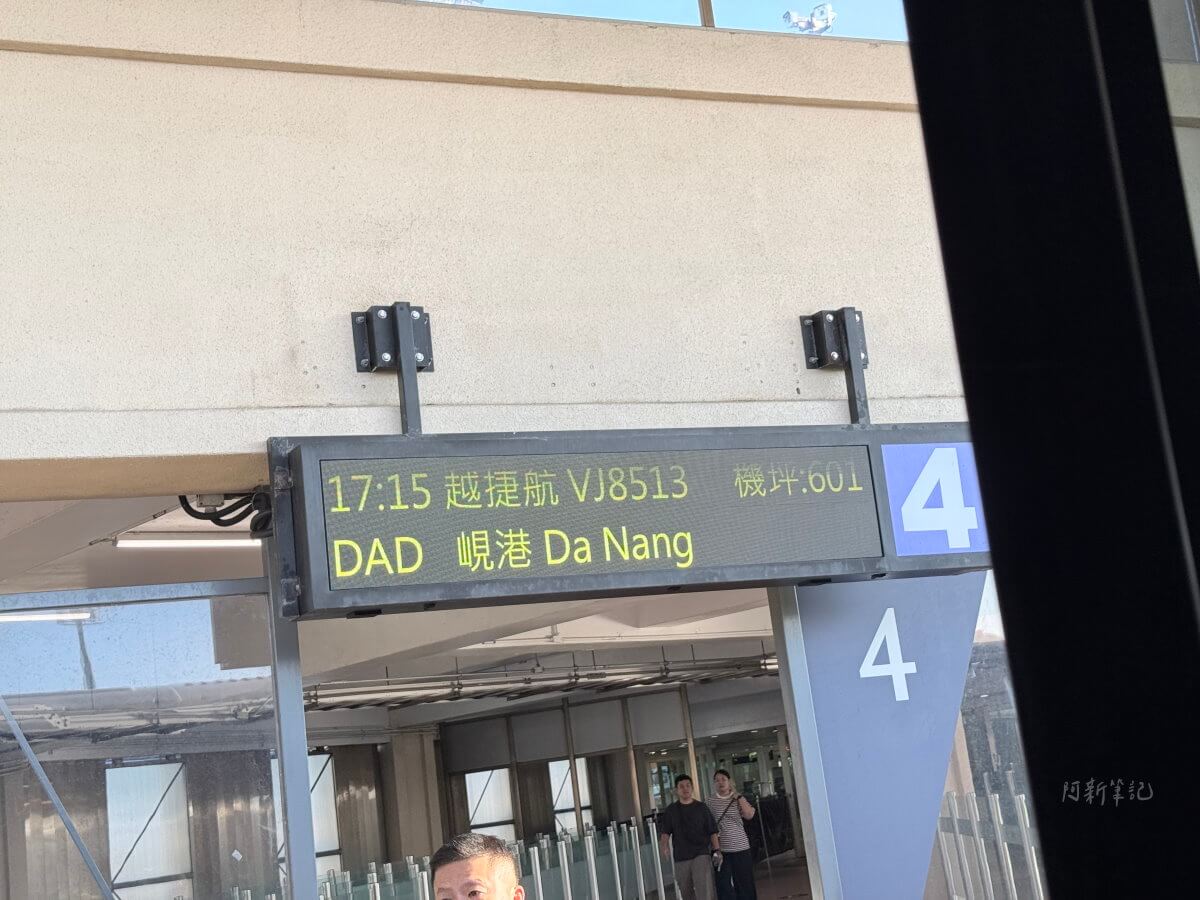 桃園機場登機門看板顯示越捷 VJ8513 飛往峴港 Da Nang
